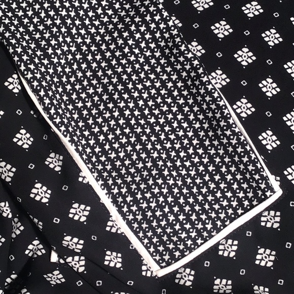Ann Taylor loft hi low pullover blouse long sleeve black white geo pattern XS - Picture 4 of 6